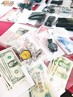 警方檢獲人民幣、美金、越南盾等多種外幣。	（本報台北傳真）