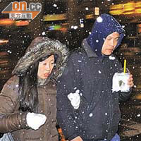 紐約華人冒雪前行。	（本報美國圖片）