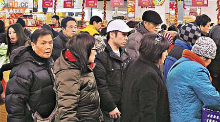 華埠超市大排長龍，居民搶購物資。	（本報美國圖片）