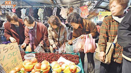 台灣民眾選購水果時要仔細格價。	（本報台北傳真）