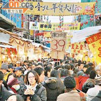 買年貨的市民擠滿台北年貨大街。（張偉御攝）