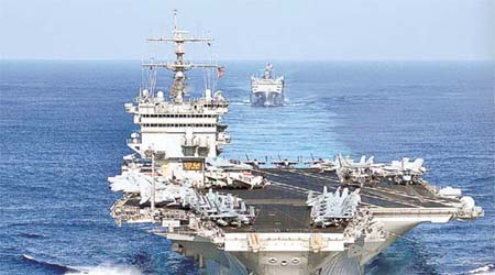 美國調動企業號航母群到利比亞附近海域，為軍事介入利比亞局勢作部署。	（美國海軍提供）