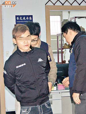 邱姓男子（左）被警方拘捕。	（本報桃園傳真）