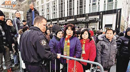 警員到場架起圍欄，排隊的華人無奈被隔在欄後。	（本報美國傳真）