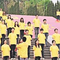 重慶昨啟動大中小學生「讀好書、強信念、跟黨走」主題活動，紀念中共建黨九十年。	（中新社圖片）