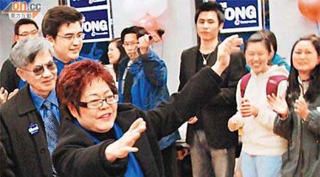 香港移民的黃陳小萍（前）獲勝後接受祝賀並向支持者揮手致意。	（本報加拿大傳真）