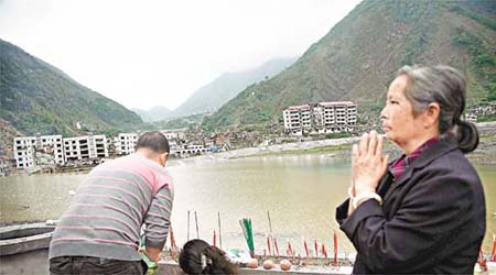 北川老縣城的地震遺址向死難者家屬開放，讓民眾追思親人。	（中通社圖片）