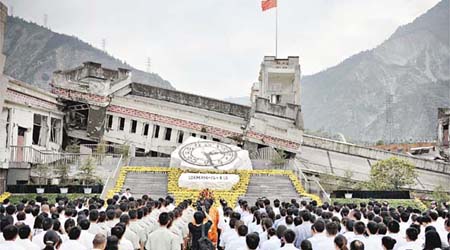 汶川映秀鎮漩口中學遺址昨有公祭活動。	（中新社圖片）