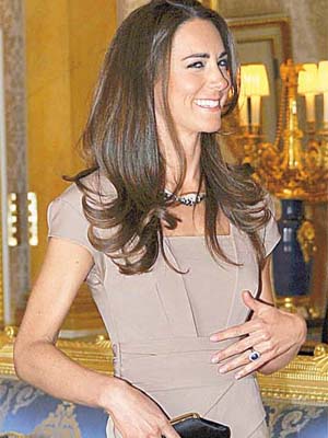 劍橋公爵夫人 凱瑟琳<BR>駱駝色連身裙出自英國品牌Reiss售價：175鎊（約2,210港元）Anya Hindmarch小手袋 
