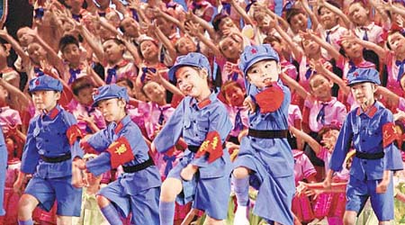 空軍部隊幼兒園學童，在兒童節扮演小紅軍過節。	（中新社圖片）