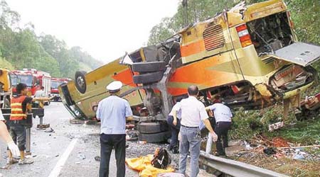 	惠州車禍中的旅巴損毀嚴重。	（中新社圖片）