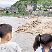 江西洪澇災情加劇，德興市河水滾滾。（中新社圖片）