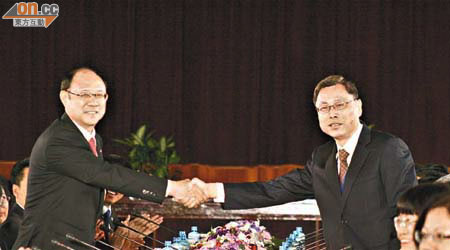 鄭立中（左）與海基會副董事長高孔廉握手。（張偉御攝）