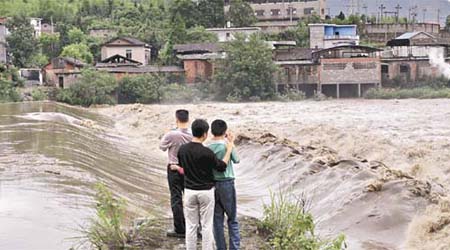 江西德興市受暴雨影響，造成山洪暴發。	（中新社圖片）