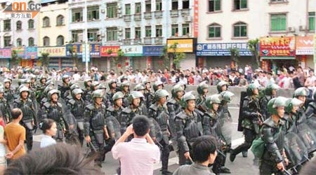 昨日仍有大批武警在新塘市面列隊步操。	（本報新塘傳真）