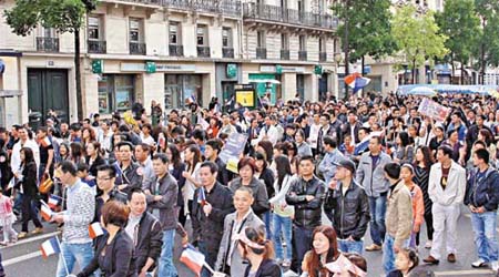 大批華人在巴黎美麗城遊行，抗議針對華人的暴力行為。		（中新社圖片）