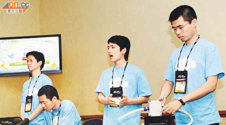 北京清華大學Harmonicare團隊演示如何透過口琴進行有趣的肺部訓練。	（本報美國圖片）