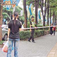 警方封鎖深圳龍華富士康廠區前路口。