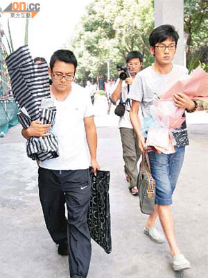 楊峰（左）預定今日為家屬的屍體火化。