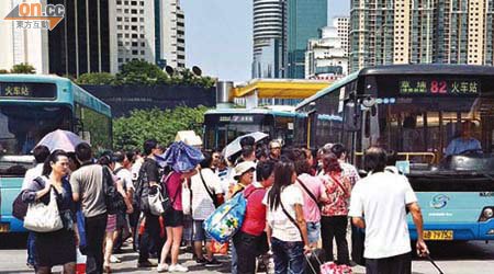 深圳羅湖商業城外的巴士站，大批旅客爭相上車。	（周奕生攝）