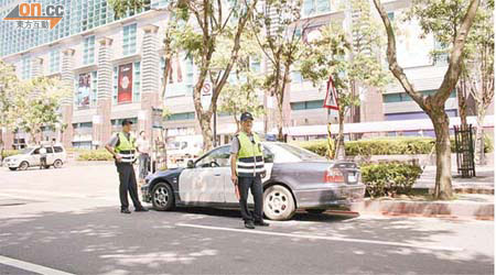 警方在台北101大樓周邊道路設立臨時檢查站。	（張偉御攝）