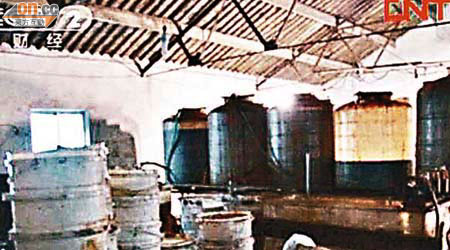 工場內有大量用來製造假醬油的設備。	（電視畫面圖片）