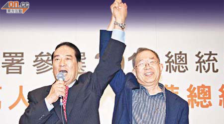 宋楚瑜（左）在記者會上與林瑞雄（右）牽手造勢。	（張偉御攝）