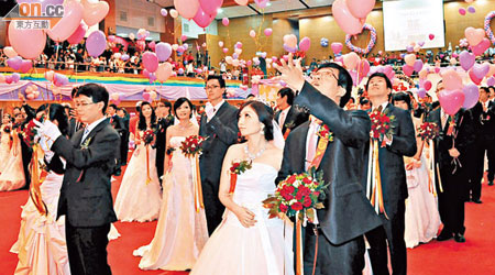 台灣雙十掀結婚潮，中華電信公司亦有百對新人集體結婚。（本報台北傳真）