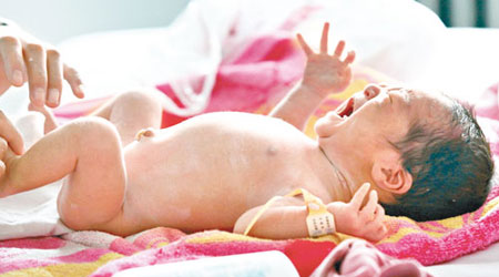 內地嬰兒出世後，醫院會代發出生醫學證明。（中新社圖片）