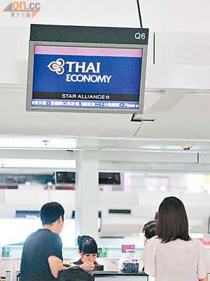 昨日仍然有不少旅客從香港出發到泰國曼谷。（羅錦鴻攝）
