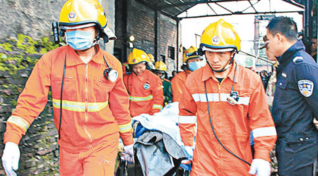 礦難發生後，救援人員昨日陸續抬出多具遺體。（中新社圖片）