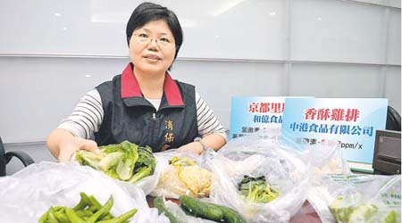 台灣消保會展示不合格的學校午餐食材。（中央社圖片）