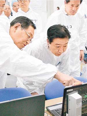 首相野田佳彥（中）九月親自到福島第一核電站視察，聽取核電站站長吉田昌郎（左）講解。