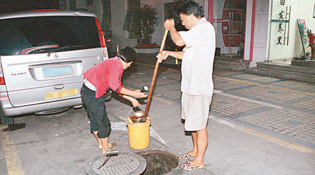 深圳福田有奸商偷撈坑渠油提煉食油。（資料圖片）