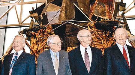 杭思朗（左二）等四名美國太空人獲政府頒發獎章。圖為四人○九年合照。（資料圖片）