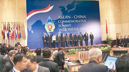 中國與東盟峰會昨日於印尼舉行。各國領導人合照。（中新社圖片）