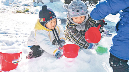 瀋陽小孩堆砌雪人。（中新社圖片）