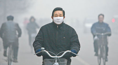 內地空氣污染嚴重，城市居民外出時常會戴口罩。