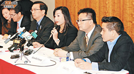 華商會及其他華人組織代表在記者會上公開恐嚇信內容。（本報多倫多傳真）
