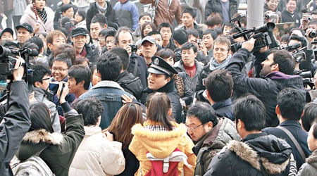 施滕格爾指「示威者」改變歷史。圖為中國網民上街聲援茉莉花革命。（資料圖片）