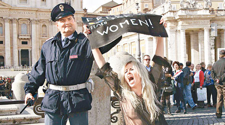 Femen的成員經常在歐洲進行無上裝示威。圖為上月一名成員在梵蒂岡聖伯多祿廣場抗議。（資料圖片）