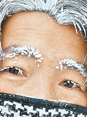 內蒙古呼倫貝爾市嚴寒，市民眉毛結霜。（中新社圖片）