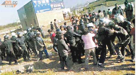 四川<br>米易縣克朗村村民與警員爆發衝突。（本報攀枝花傳真）