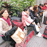深圳<br>深圳火車站外擠滿等候火車返鄉的民工。（中新社圖片）