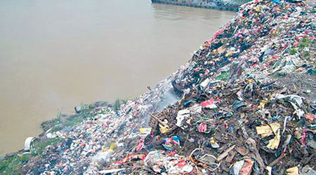 西江過去屢遭污染。（資料圖片）