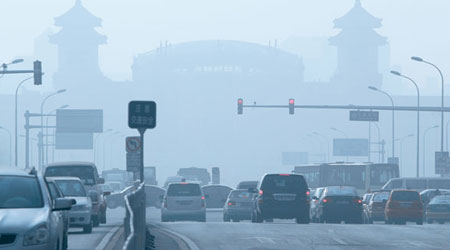 北京火車站昨隱沒於大霧之中。（中新社圖片）