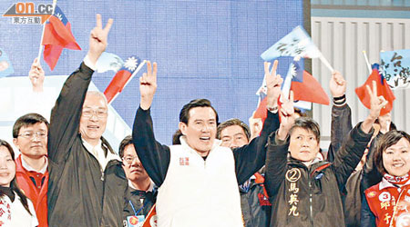 馬英九與吳敦義在台上高舉勝利手勢，呼籲選民投二號。（郭良傑攝）