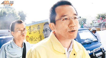 在立委選舉中落敗的陳水扁兒子陳致中（右），昨日出門謝票。（郭良傑攝）