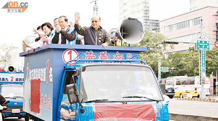 台中市長胡志強（中）昨率員掃街謝票。（包克明攝）