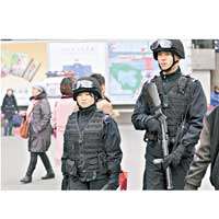 荷槍特警於北京西站巡邏。（中新社圖片 ）